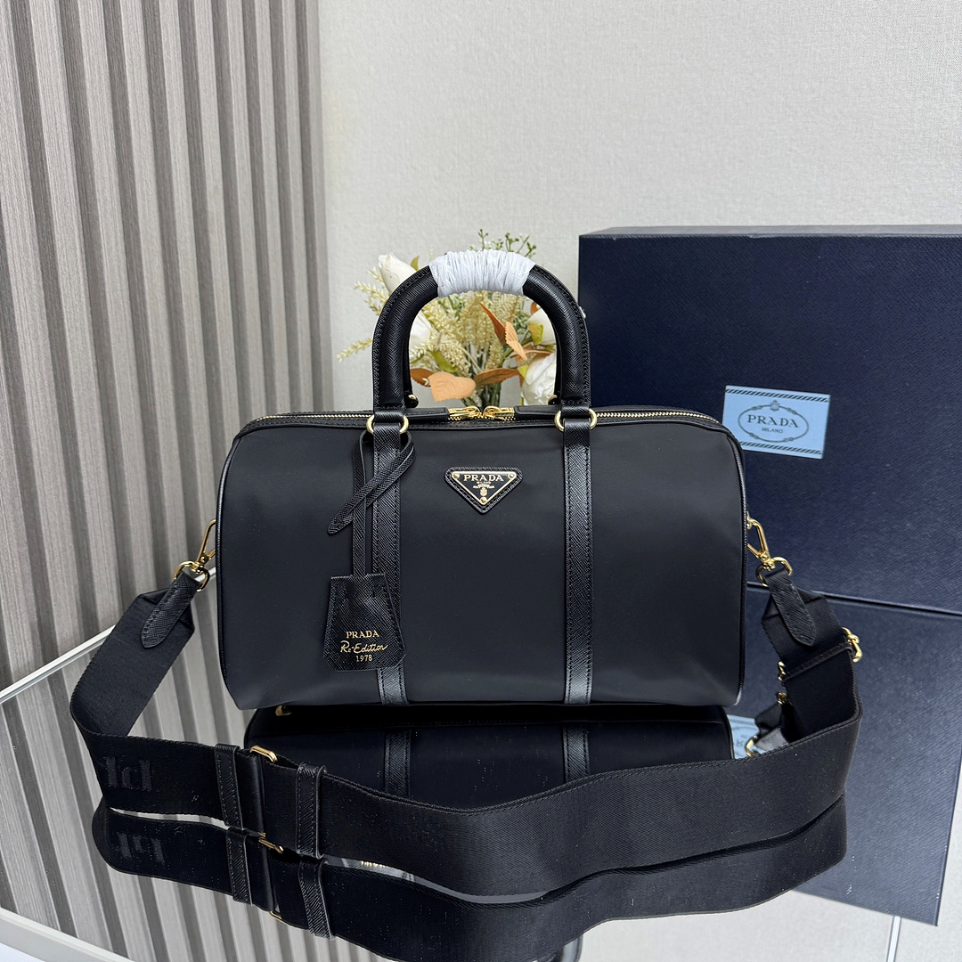 [Prada] 프라다 리에디션 1978 미디엄 리나일론 및 사피아노 가죽 탑 핸들 백