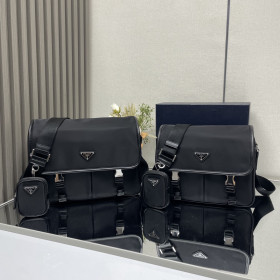 [Prada] 프라다 리나일론 및 사피아노 가죽 숄더백 (미디움/라지)