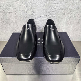[PRADA] 프라다 로고 인서트 브러쉬드 레더 로퍼