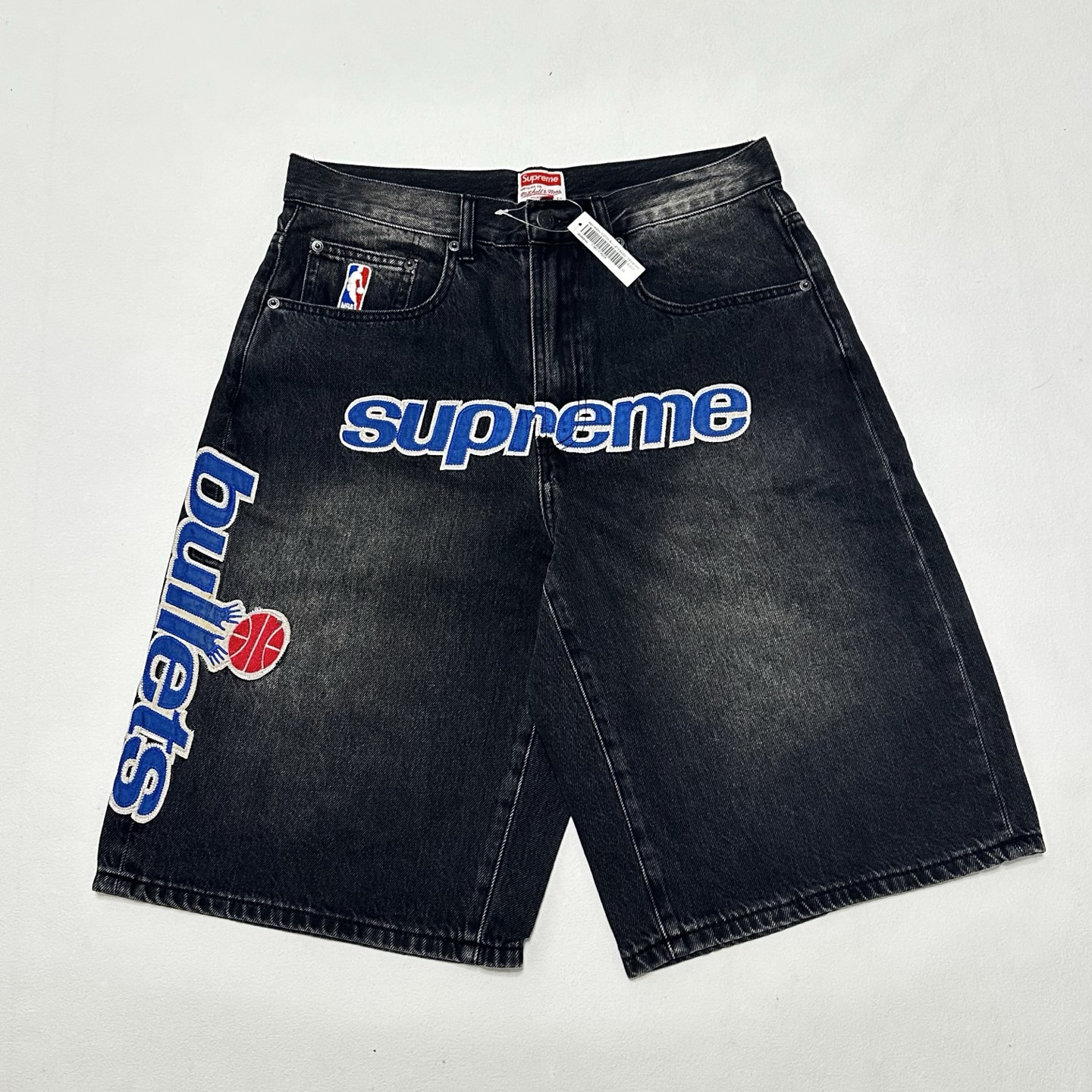 [Supreme] 슈프림 미첼 & 네스 워싱턴 불리츠 배기 데님 쇼츠 워시드 블랙 - 26SS