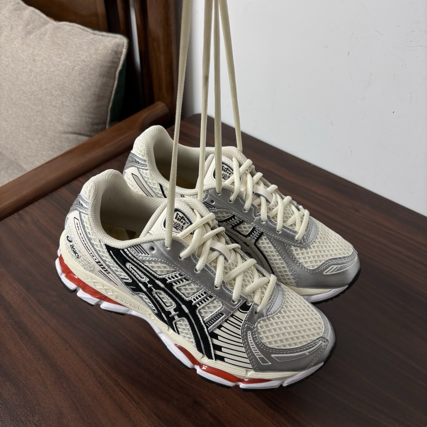 [Asics x Lapstone] 아식스 x 랩스톤 & 해머 젤 카야노 12.1 화이트 메탈릭 실버